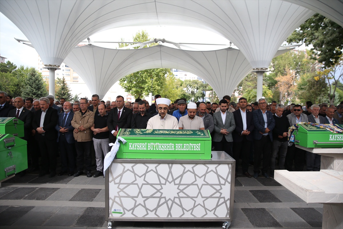 Kayseri Hacılar\'da başına taş düşen 3 yaşındaki çocuk son yolculuğuna uğurlandı