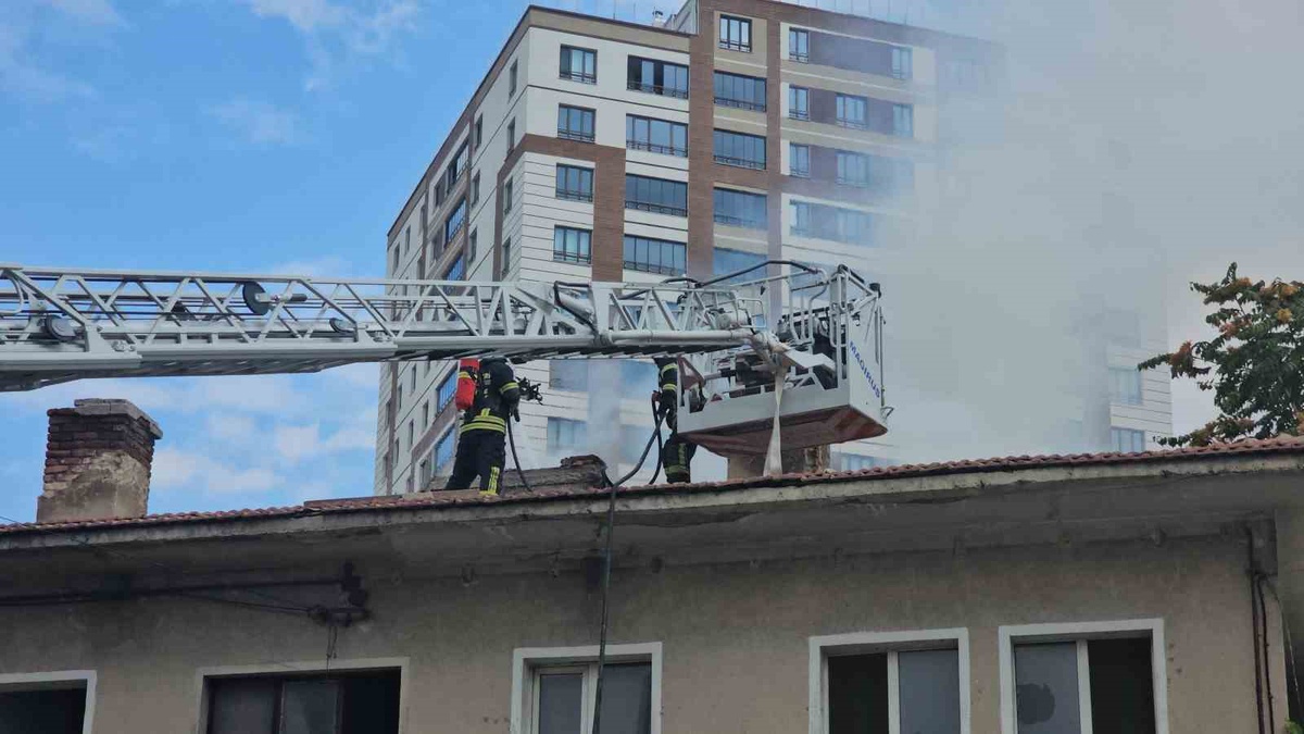 Kayseri Kocasinan\'da metruk evin çatısında çıkan yangın kısa sürede söndürüldü
