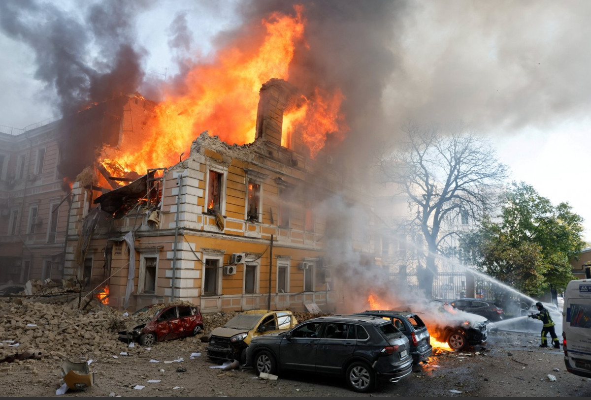 Kiev\'de akademi binası alev aldı, en az bir kişi öldü, Zelenskiy yanıt sözü verdi