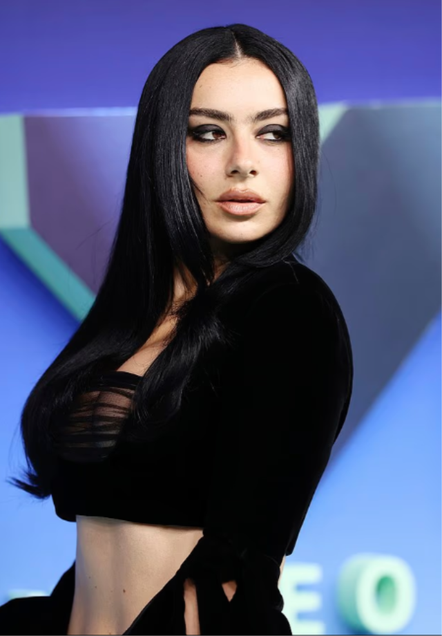 Frikik veren ünlü şarkıcı flaşlar patlayınca ne yapacağını şasirdi!
