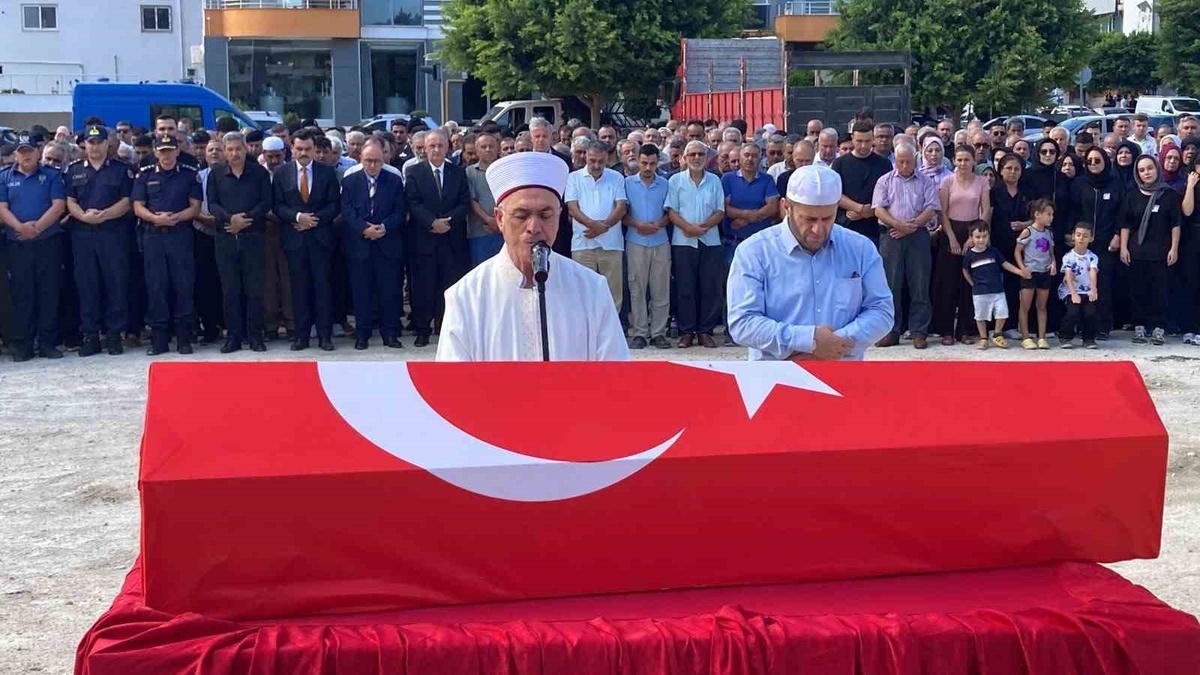 Konya\'da rahatsızlık sonucu ölen 24 yaşındaki uzman çavuş Erdemli\'de toprağa verildi