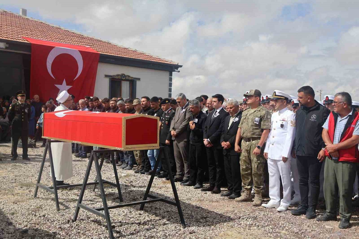 Konya Emirgazi\'de düğünde hayatını kaybeden Uzman Çavuş Serkan Deveci toprağa verildi