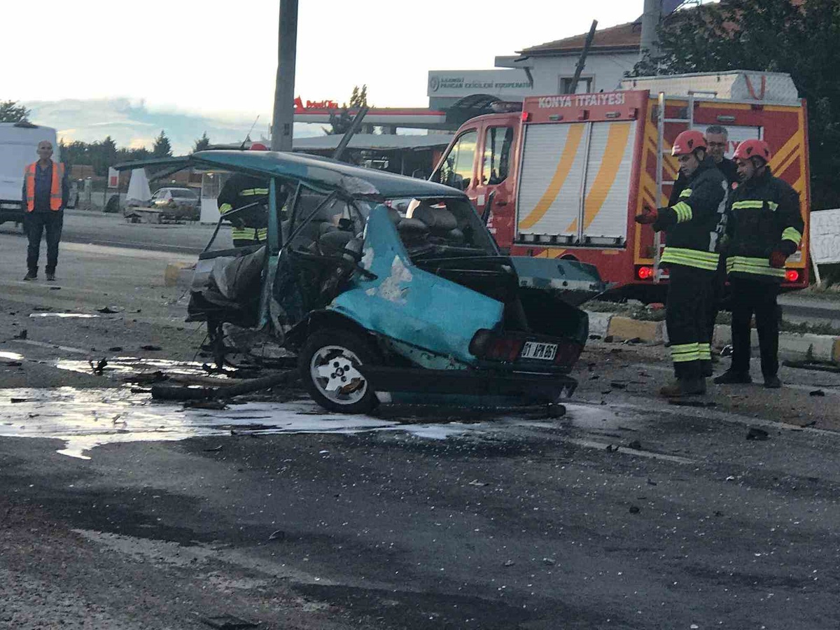 Konya Ereğli\'de alkollü sürücünün çarptığı Tofaş ikiye bölündü, iki sürücü yaralandı