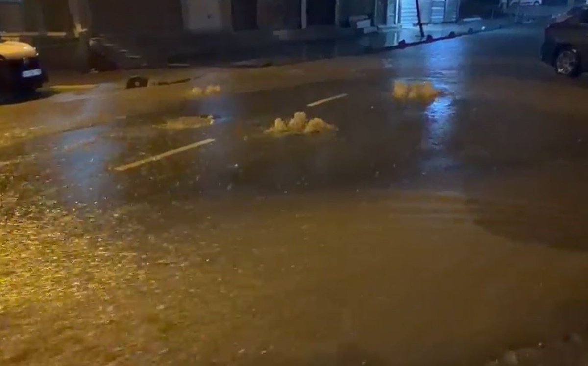 İstanbul\'u sağanak esir aldı! Alt geçit kapandı, yollar göle döndü
