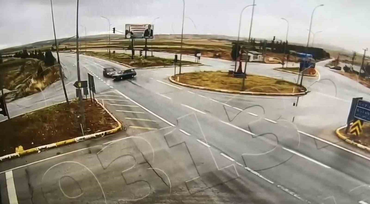 Kütahya Altıntaş\'ta kavşakta çarpışan iki otomobilde 2 kişi öldü, 8 kişi yaralandı