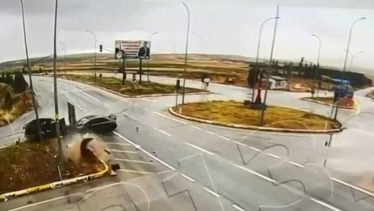 Altıntaş\'ta kafa kafaya çarpışan otomobillerde 2 kişi hayatını kaybetti, 8 kişi yaralandı