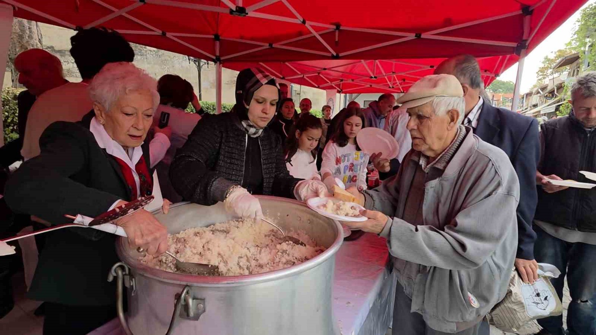 Kütahya\'da Mevlana\'nın doğumunun 819. yıl dönümünde pilav ve ayran ikram edildi