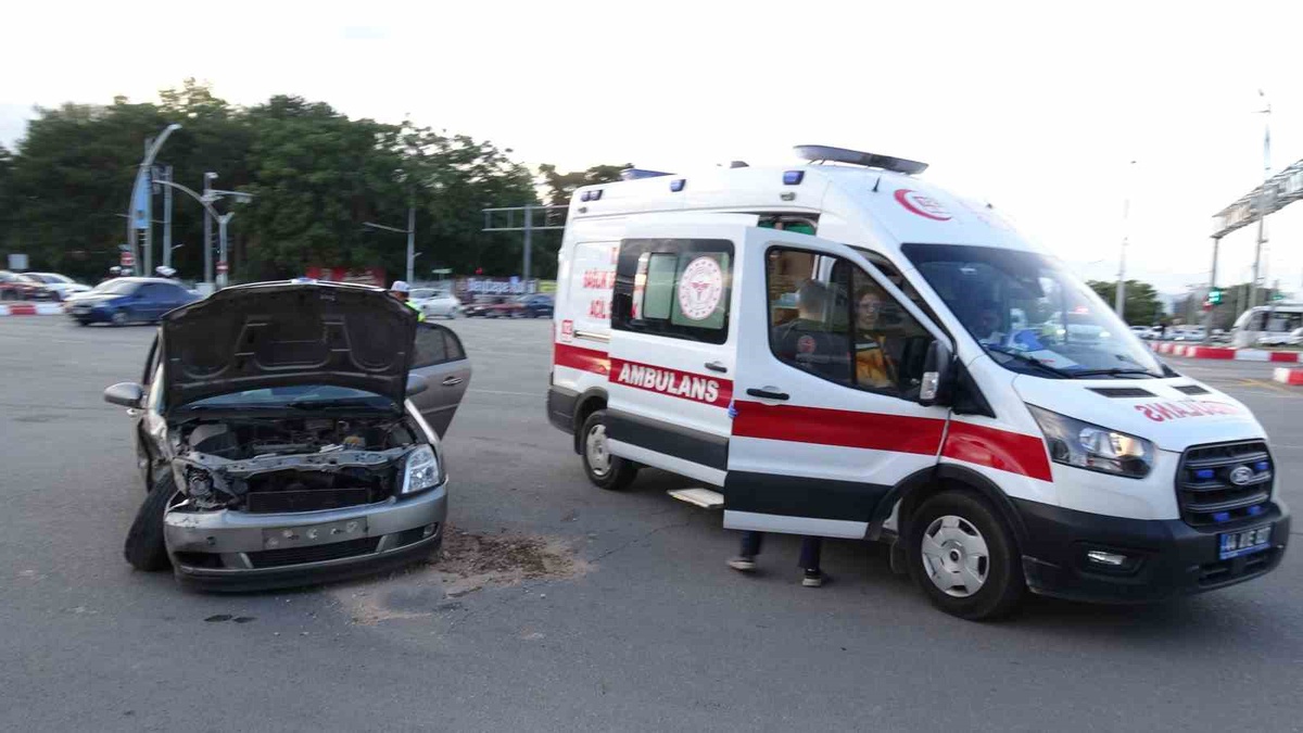 Malatya\'da iki otomobil çarpıştı, Malatya-Ankara kara yolunda 3 kişi yaralandı