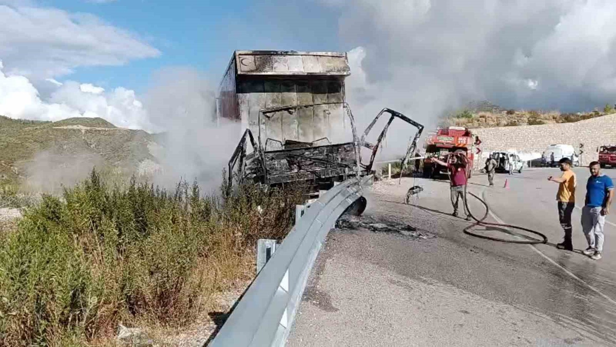 Manavgat\'ta kamyon bariyerlere çarpıp yandı, sürücü yaralanarak hastaneye kaldırıldı