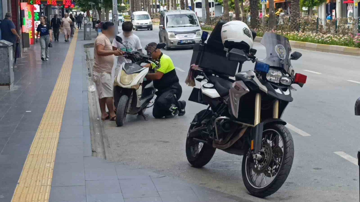 Manavgat\'ta plakasız motorlu bisiklete binen sürücü 46 bin TL cezadan kurtulamadı