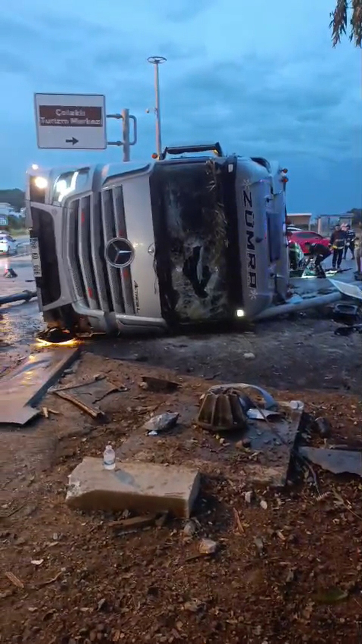 Manavgat\'ta dolmuş durağına devrilen TIR\'ın şoförü gözaltına alındı, 2 kişi öldü