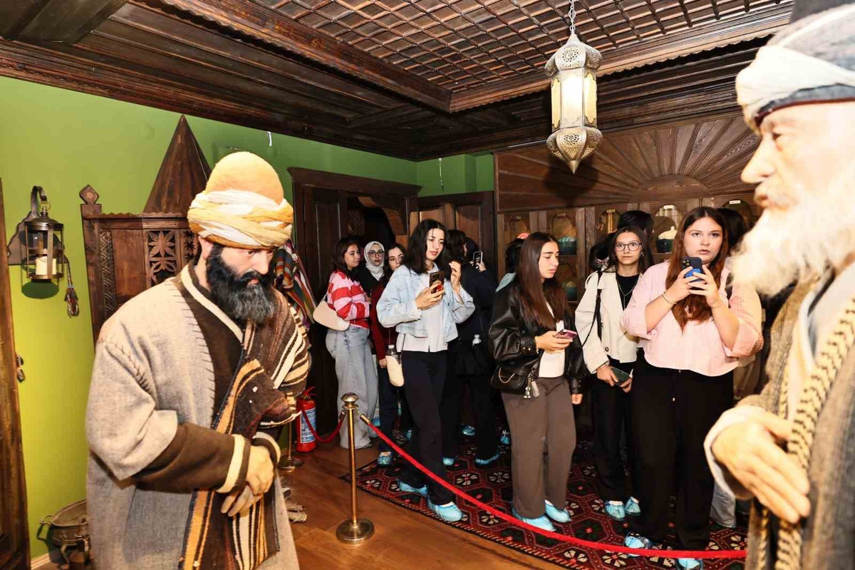 Manisa GSB yurtlarına yeni kayıt yaptıran üniversitelilere şehir gezisi düzenlendi
