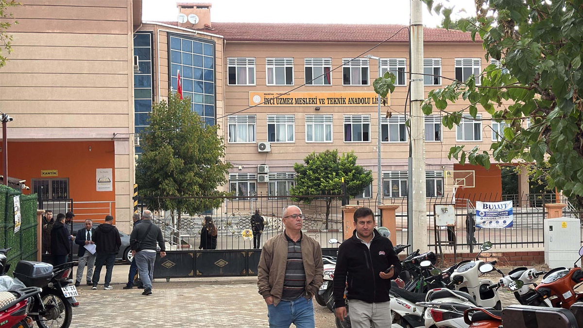 Manisa Turgutlu\'da 11 öğrencinin yaralandığı okulda 3 gün sonra ders zili çaldı