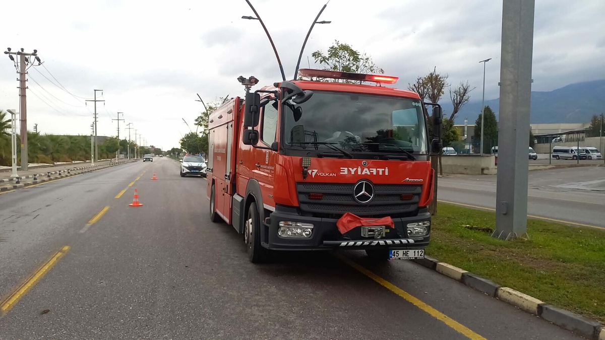 Manisa Yunusemre\'de otomobil takla attı, sürücü Canbaz ağır yaralandı