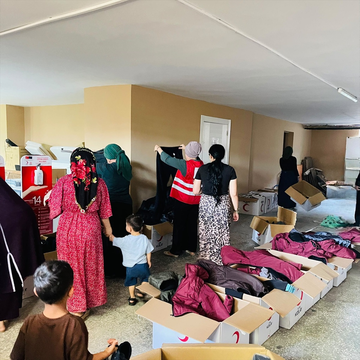 Mardin Artuklu\'da Kızılay 220 aileden 1100 kişiye giysi, 60 aileye 180 bin lira verdi