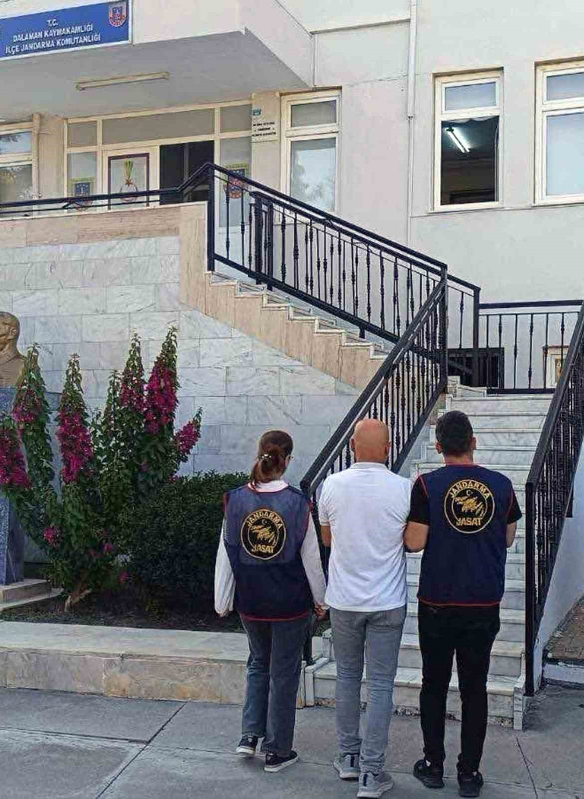 Muğla\'da jandarmanın yakaladığı 96 aranan şahıstan 13\'ü tutuklandı
