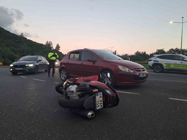 Muğla Menteşe'de kavşakta otomobil ile çarpışan motosikletin sürücüsü yaralandı