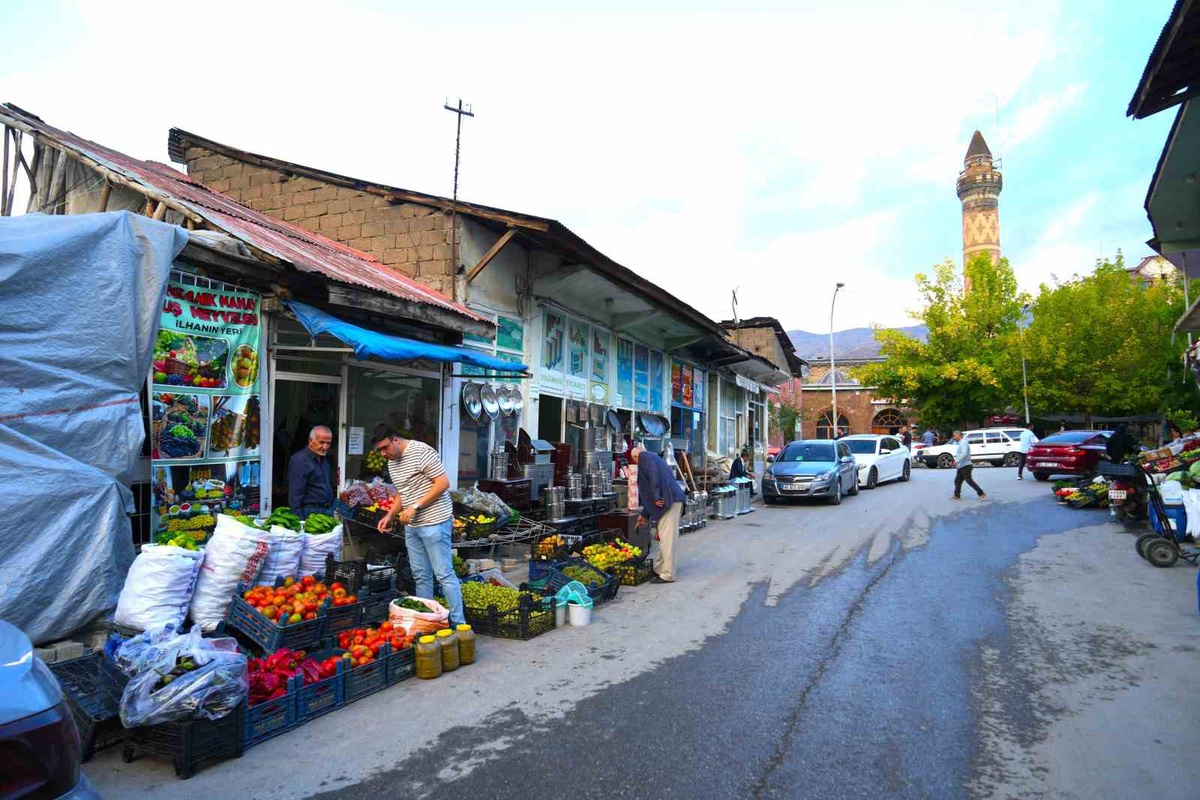 Muş bağlarında hasat başladı, güz meyveleri tezgahlarda ve il dışında satılıyor