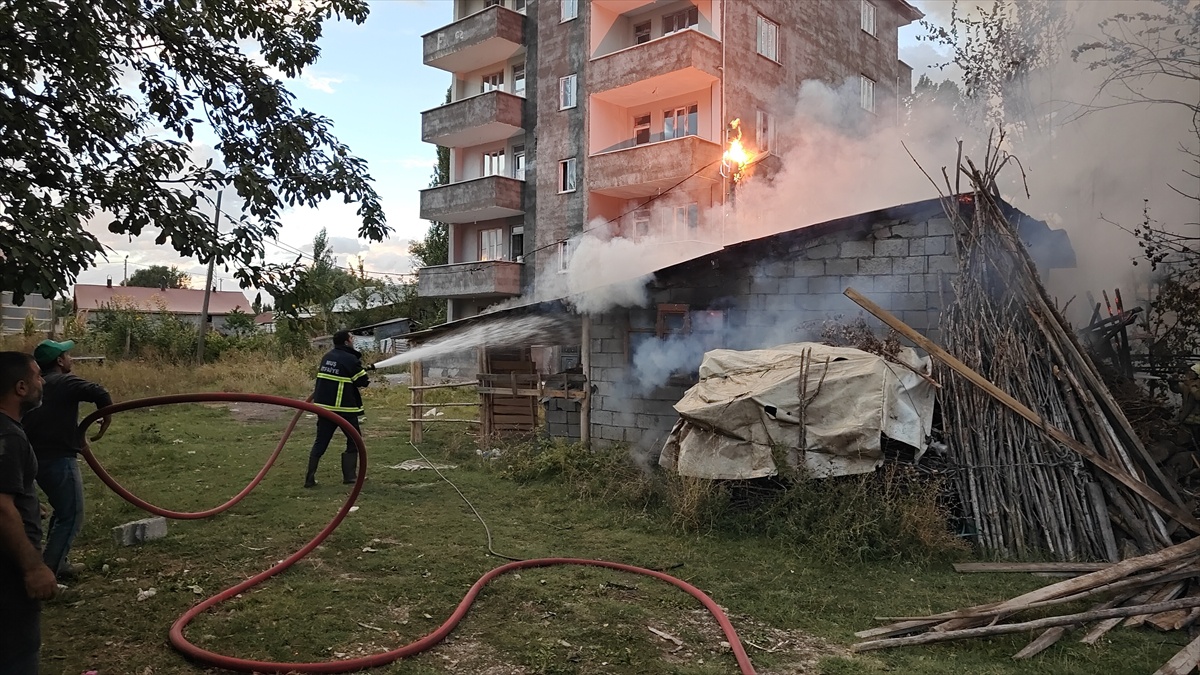 Muş\'ta tandır evindeki yangın elektrik direğine sıçradı, itfaiye söndürdü