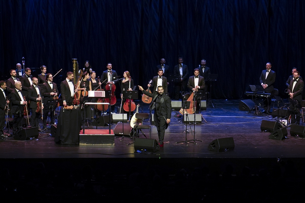 National Arab Orchestra, AKM\'de Filistinli sanatçı Nai Barghouti\'ye eşlik etti