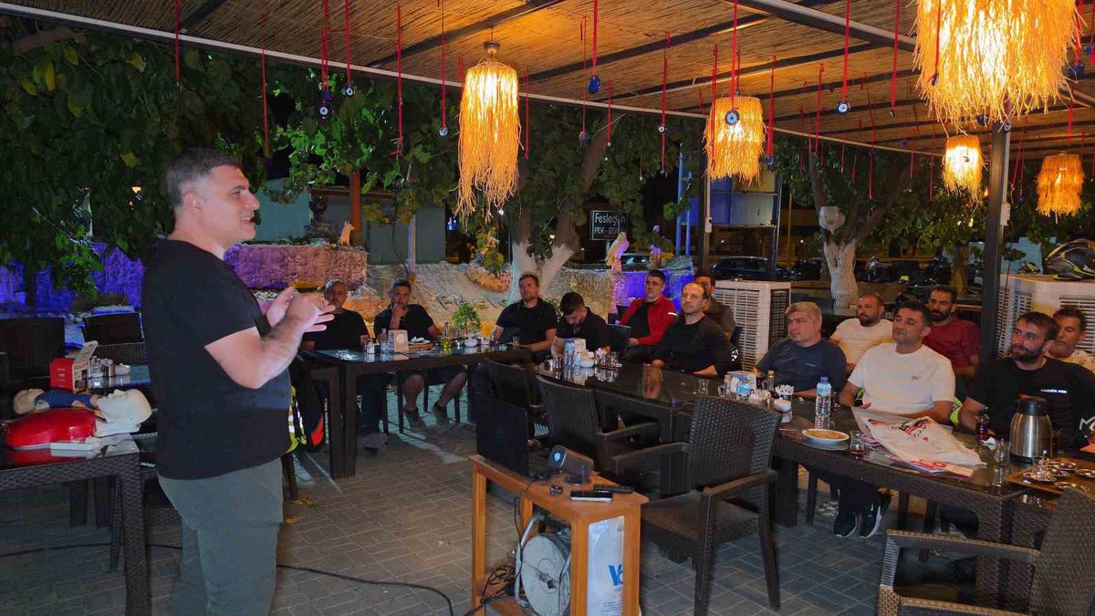 Nazilli\'de motosiklet kulübü üyelerine NAFAD eğitmeninden ilk yardım eğitimi verildi