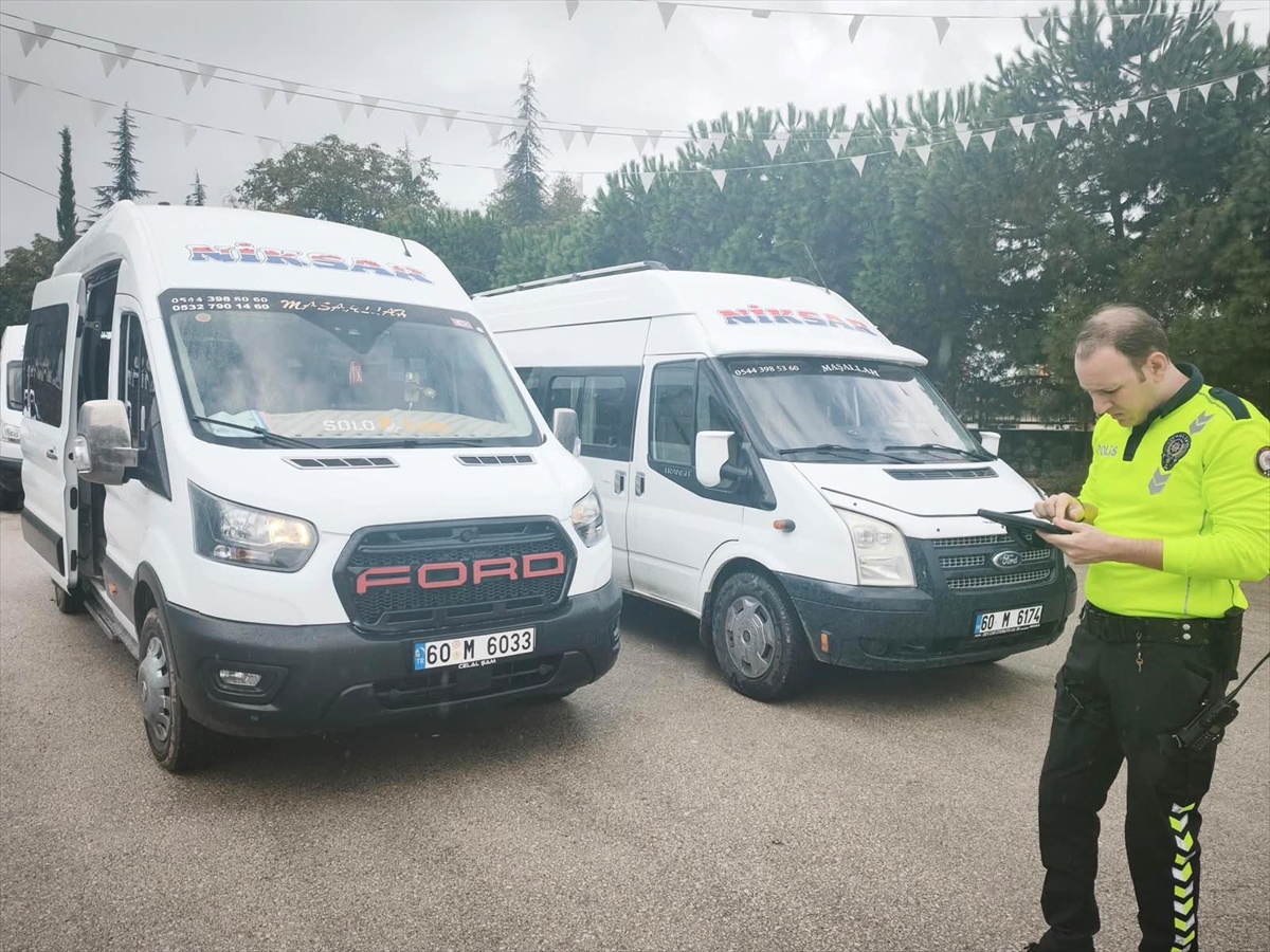 Niksar Kaymakamlığı okul ve yurt çevresi denetiminde 24 servis aracını denetledi