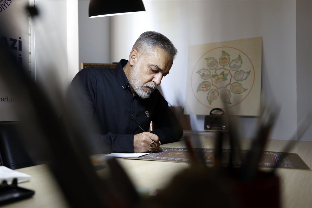 Öğrencilik döneminde ilgi duyduğu motifleri çeyrek asırdır nakşediyor