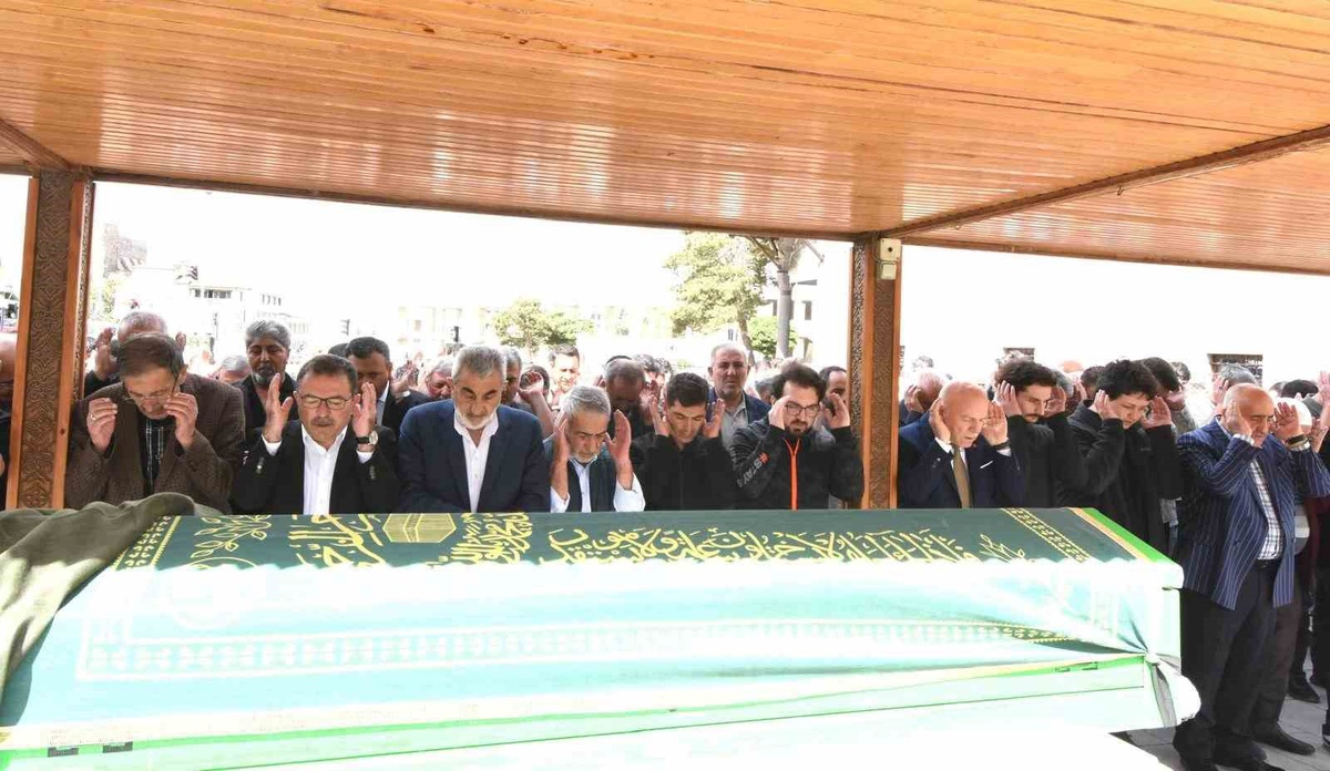 Orhan Bulutlar\'ın kız kardeşi Edibe Avcı Erzurum\'da son yolculuğuna uğurlandı