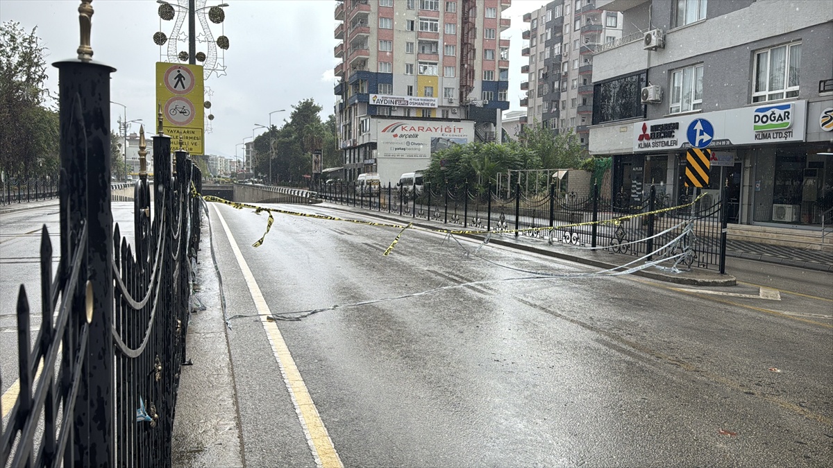 Osmaniye\'de sağanak nedeniyle Devlet Bahçeli Alt Geçidi\'ne su doldu, trafiğe kapandı