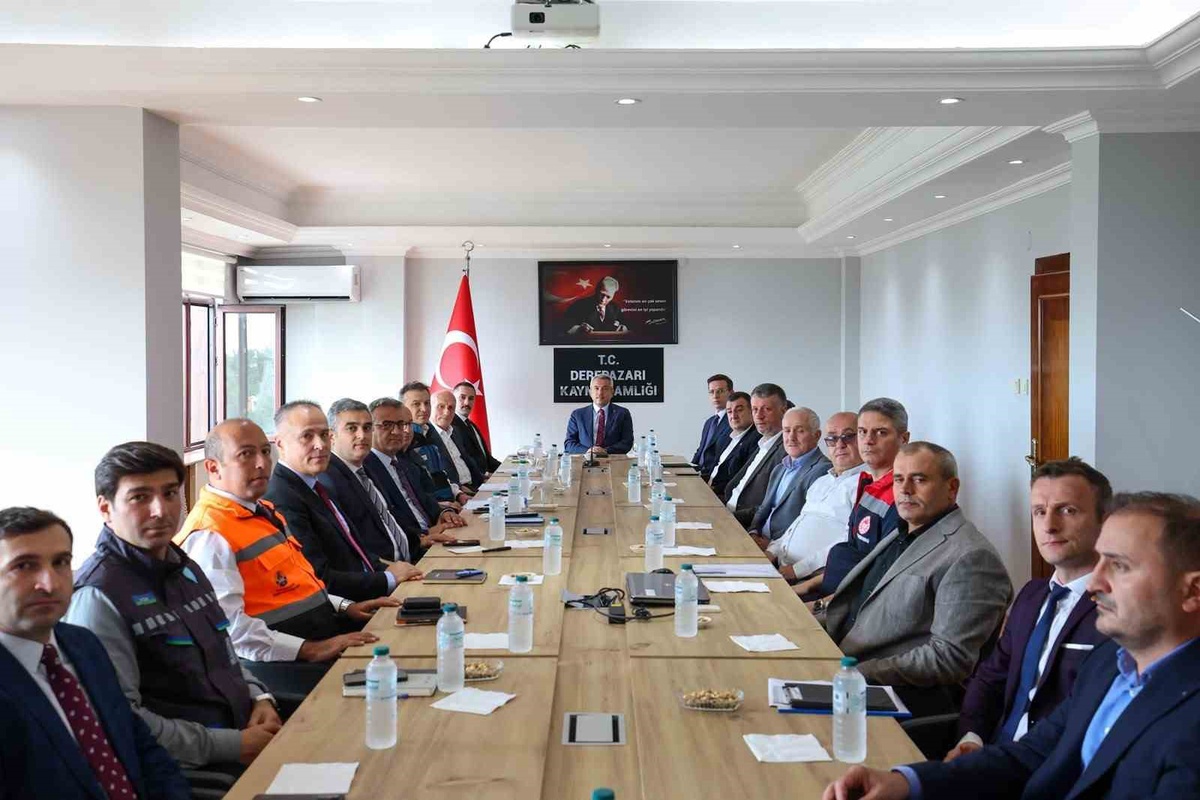 Rize Derepazarı\'nda sel sonrası çalışmalar Vali Baydaş başkanlığında görüşüldü