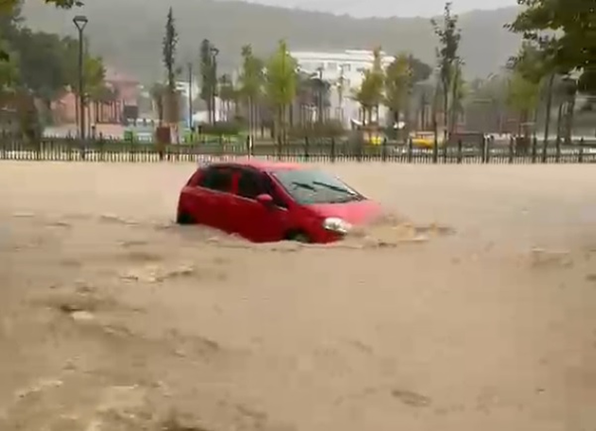 Sakarya\'da 2 gündür etkili sağanak Akyazı\'da heyelanı tetikledi, dere yatağı kapandı