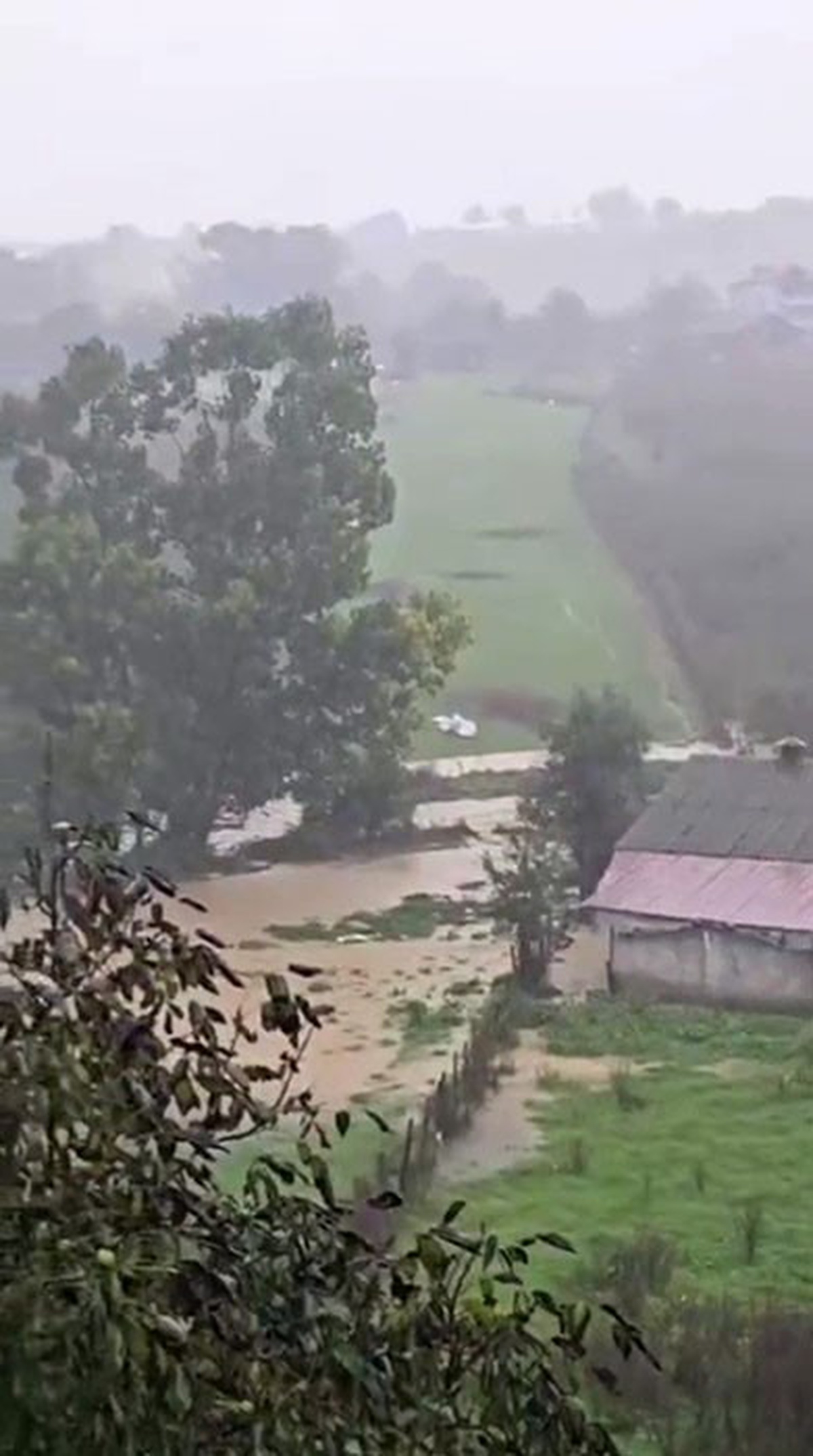 Sakarya Kaynarca\'da sağanak su baskınlarına neden oldu, Yeni Mahalle\'de yol kapandı