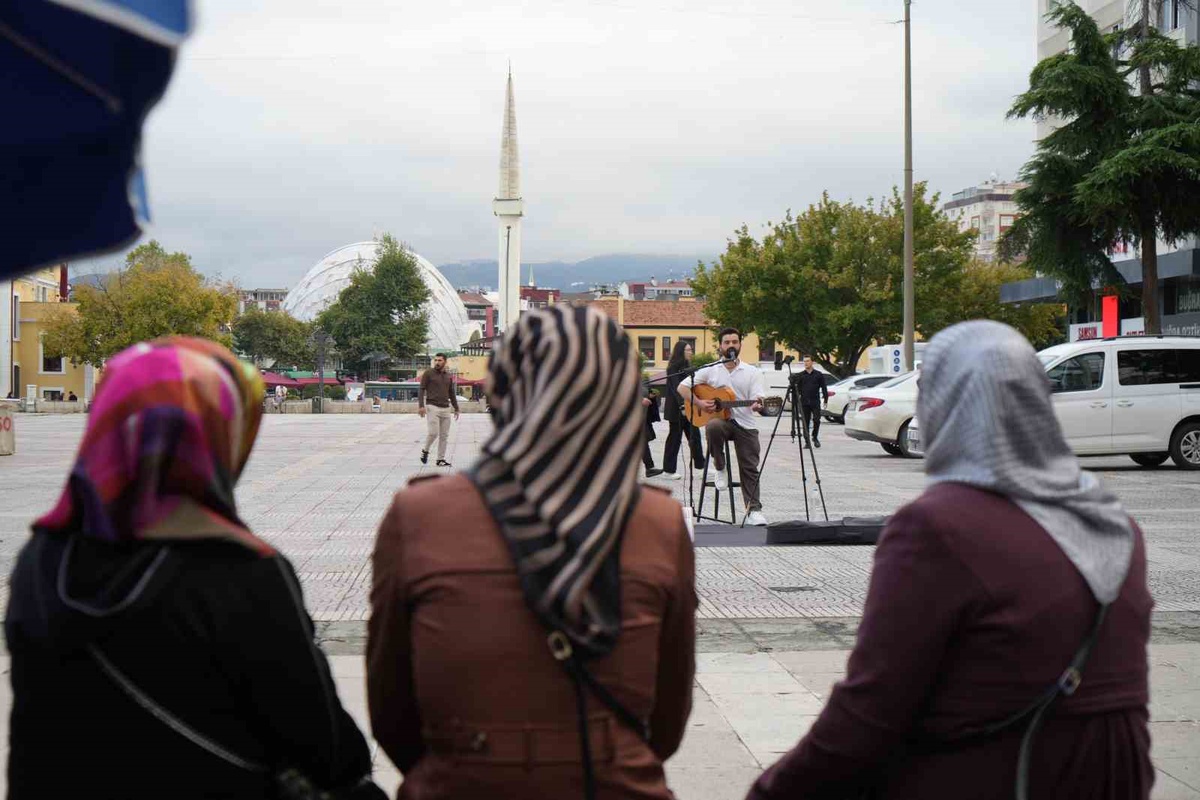 Samsun\'da sokak müzisyeni Sadık Keleş, 3 noktada 2\'şer saat şarkı söylüyor