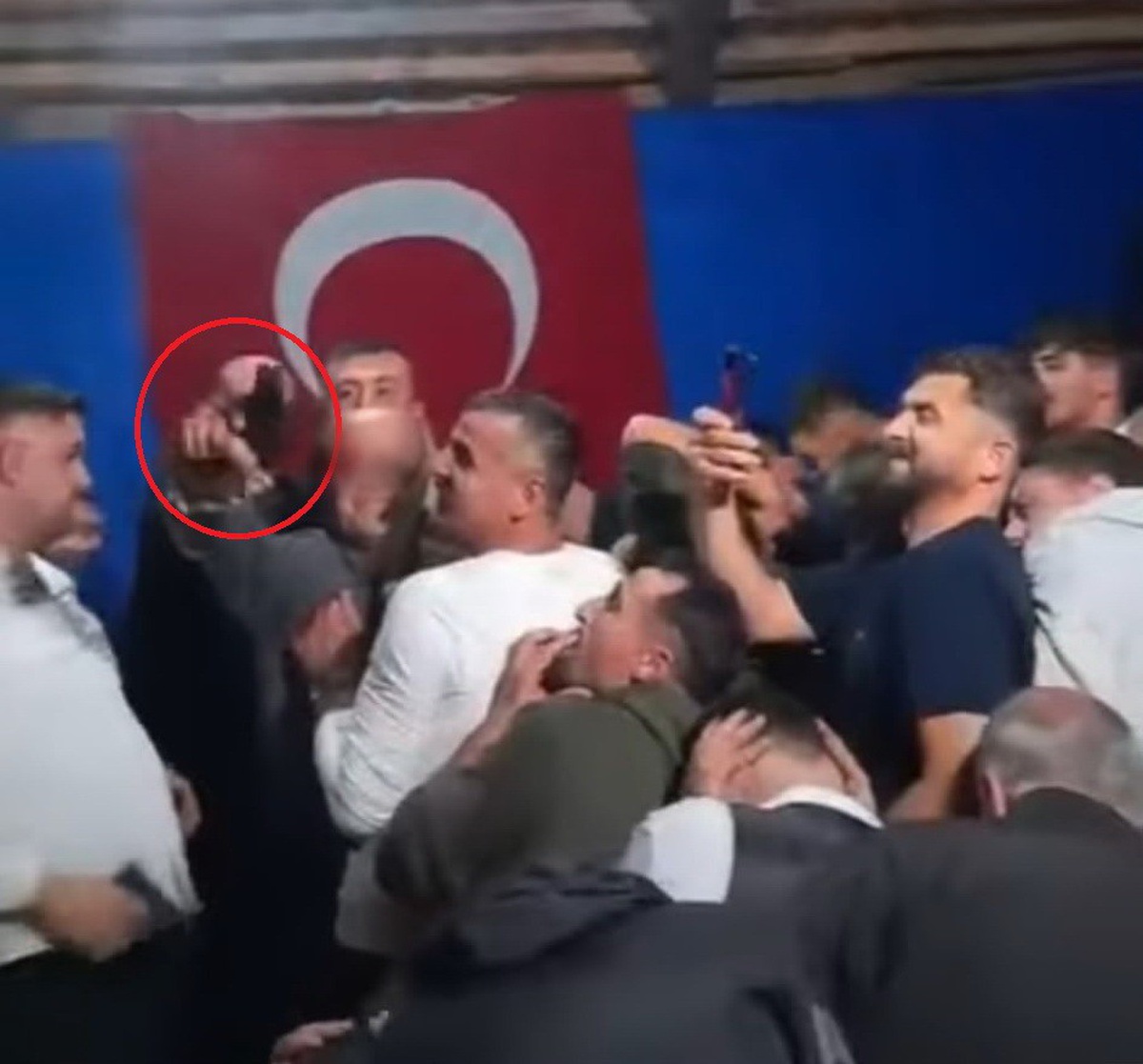 Samsun Kavak\'ta kına gecesinde havaya tabanca ateşleyen damat ve babası görüntülendi