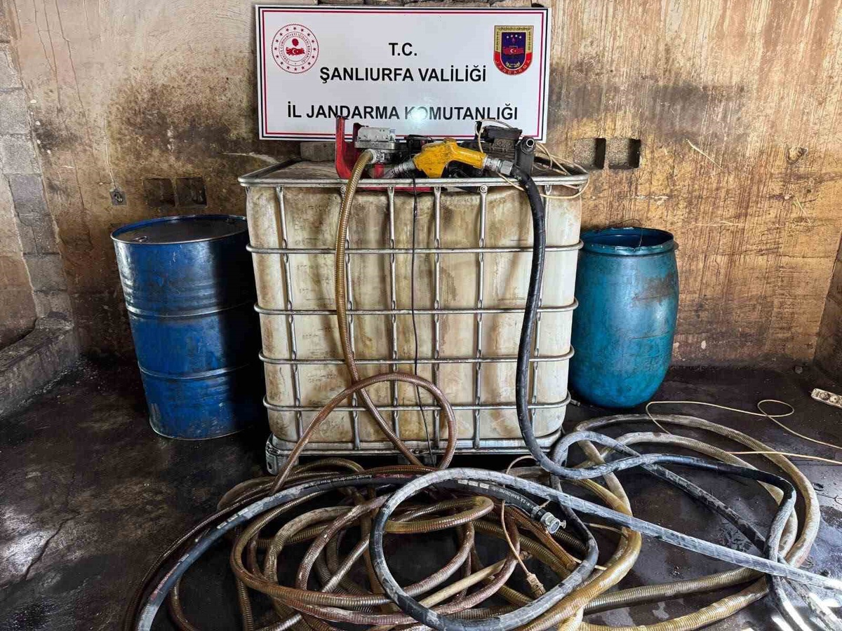 Şanlıurfa Viranşehir\'de 1250 litre kaçak akaryakıt ele geçirildi, 2 kişi gözaltına alındı