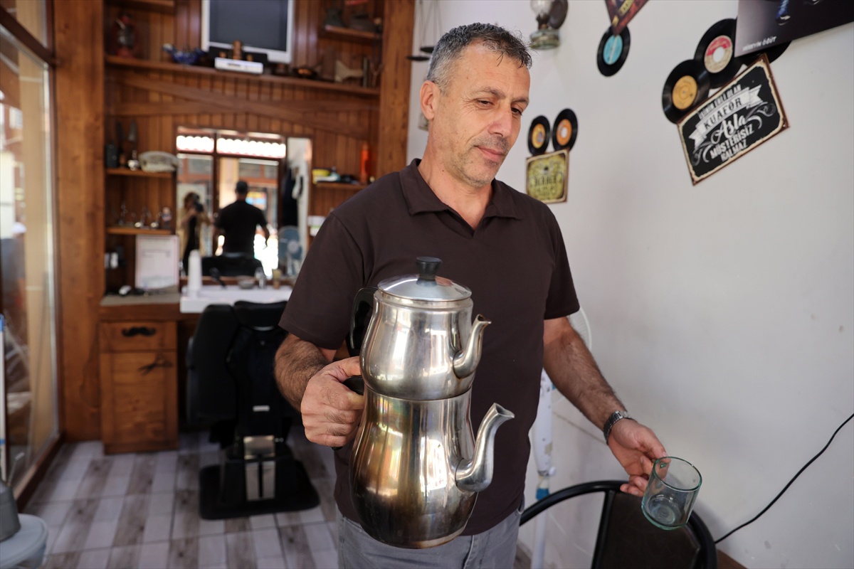 Konya Seydişehir\'de esnaf, çay molası için zil çalıyor, zili çalana çay söyletiyor