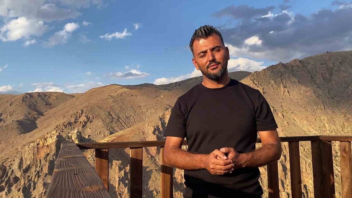 Sivas Divriği\'de dağ keçileri cam seyir terası çevresinde sürü halinde görüntülendi