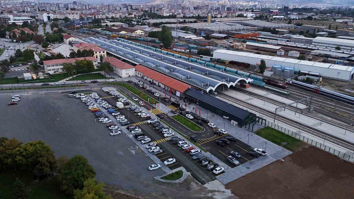 Sivas\'ta 75 milyon TL\'lik yeni YHT gar binası törenle açıldı