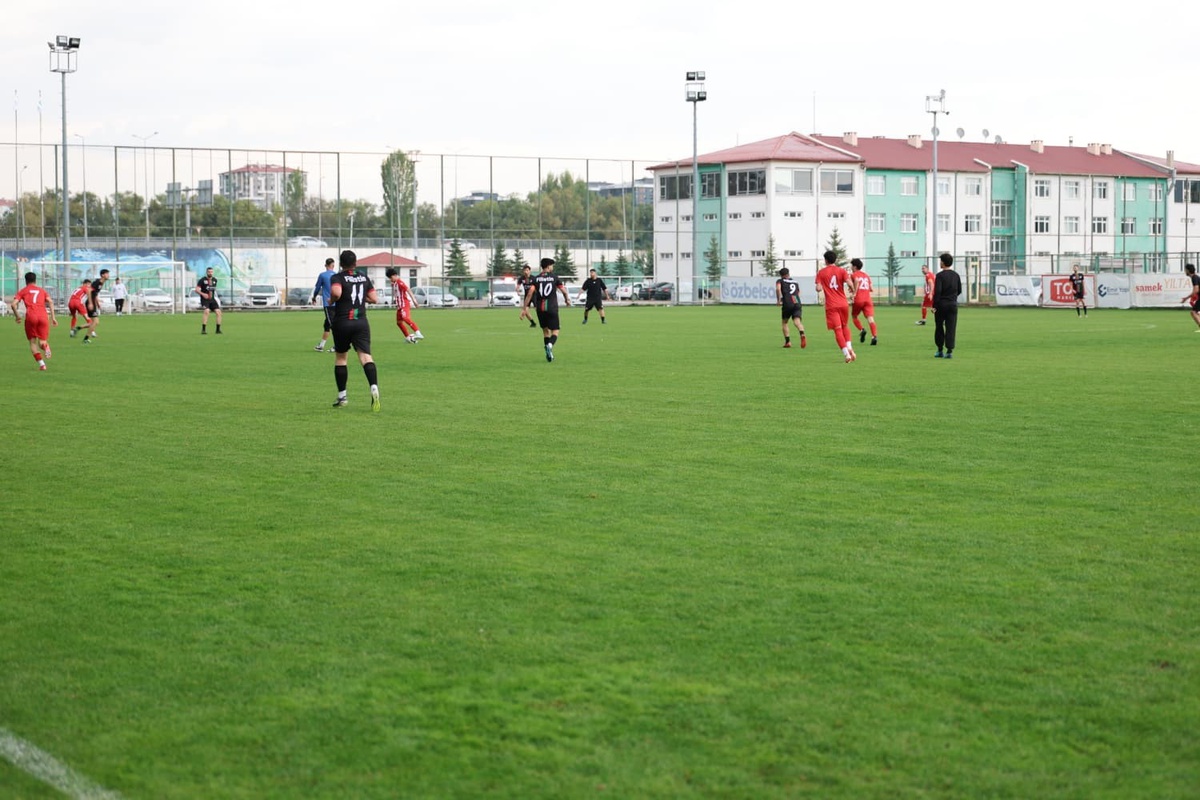 Sivas'ta Filistinli öğrenci takımıyla Sivas Gücü, dostluk maçında 2-2 berabere kaldı