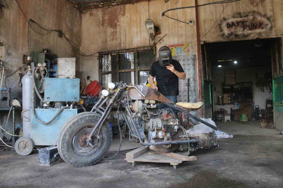 Sivas Ulaş\'ta 22 yaşındaki genç, otomobil motorunu sökerek şov motosikleti üretiyor