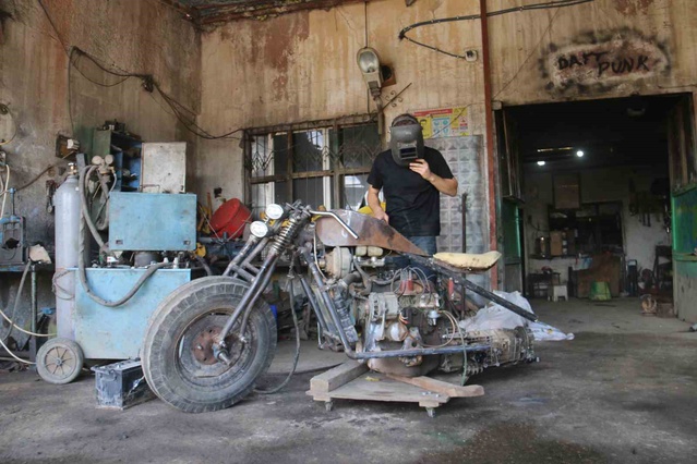 Sivas Ulaş'ta 22 yaşındaki genç, otomobil motorunu sökerek şov motosikleti üretiyor