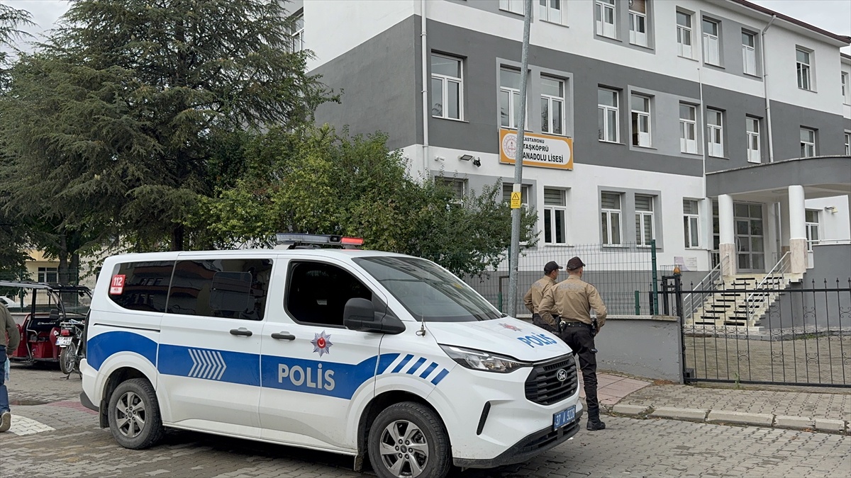 Taşköprü Emniyet ekipleri öğrencilerin güvenliği için okul çevresinde devriye yapıyor