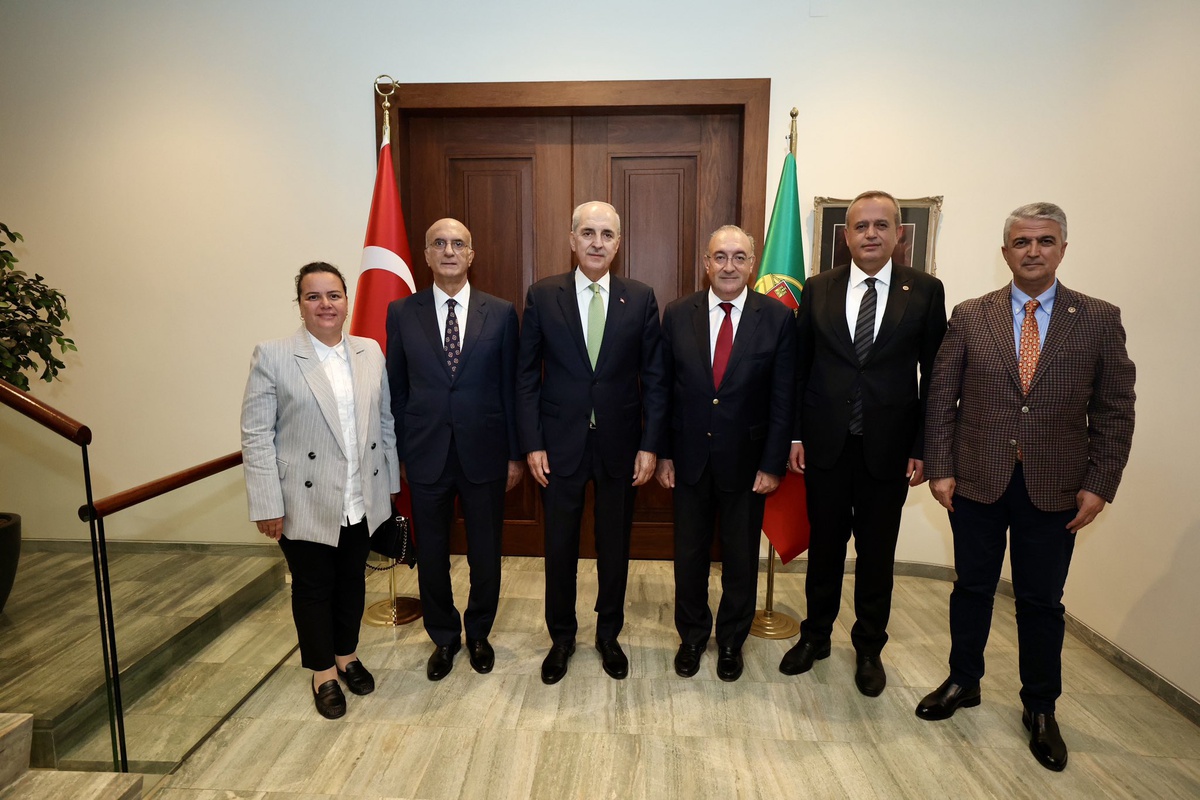 Kurtulmuş, Lizbon Büyükelçiliği\'nde Koç\'tan bilgi alıp personele başarı diledi