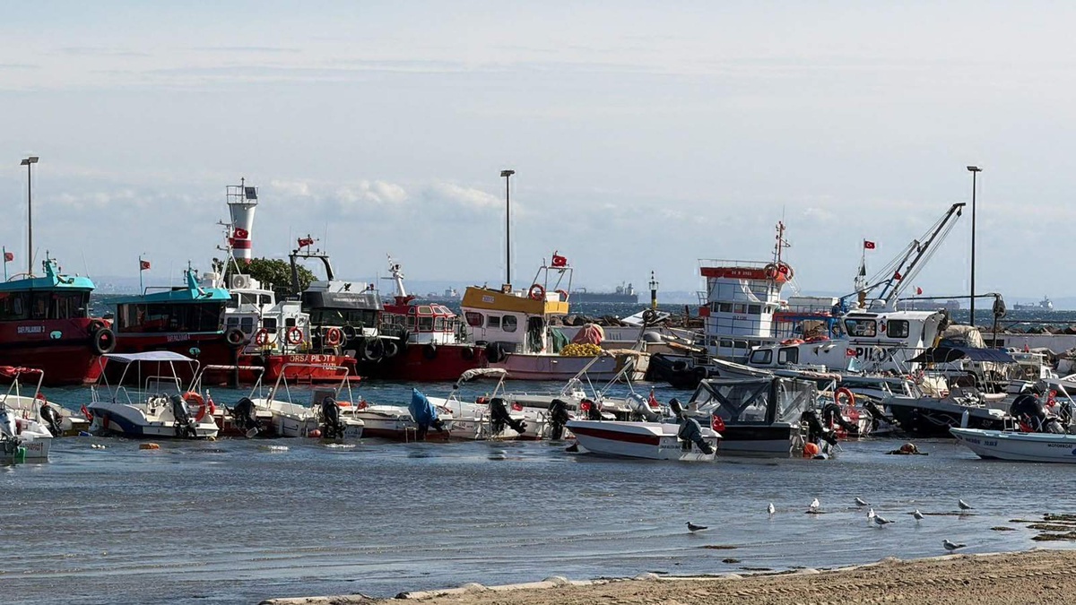 Tekirdağ\'da fırtına balıkçıların denize açılmasını engelledi, uçuşlar iptal edildi
