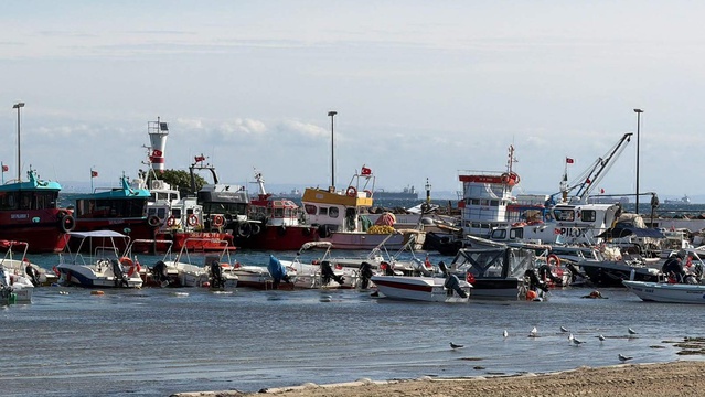 Tekirdağ'da fırtına balıkçıların denize açılmasını engelledi, uçuşlar iptal edildi
