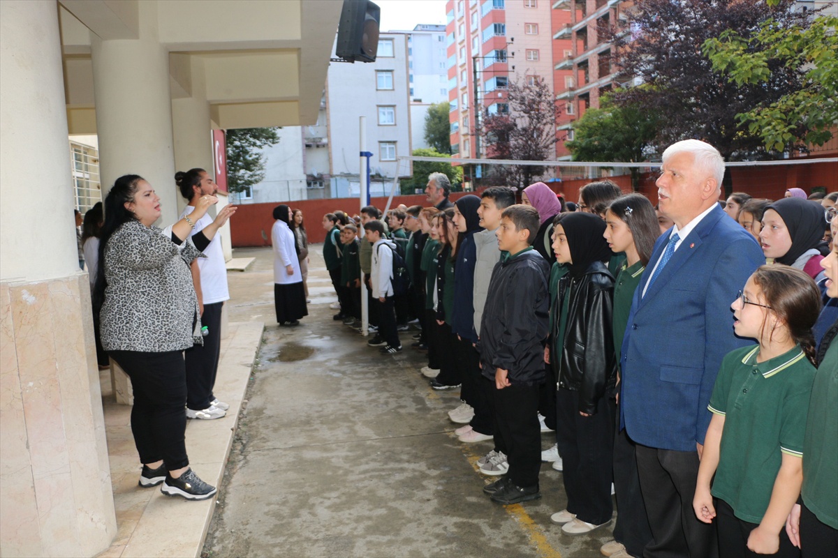 Of\'ta İlçe Milli Eğitim Müdürü, bayrak töreninde öğrencilere tavsiyelerde bulundu