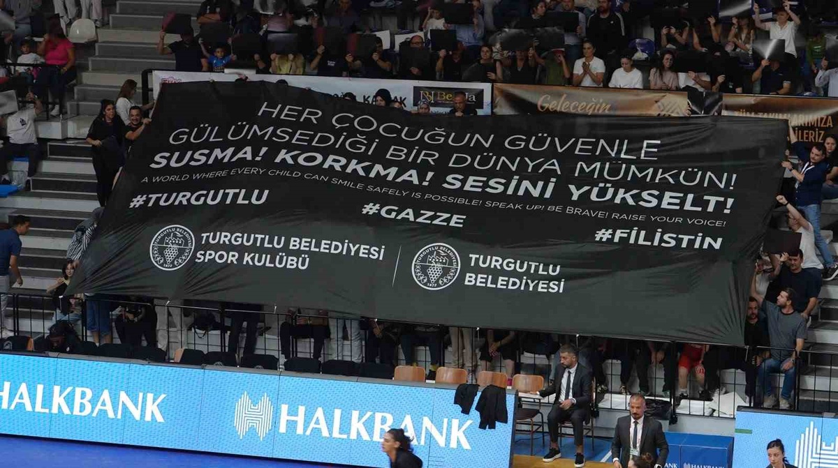 Turgutlu Belediyesi Kadın Basketbol Takımı ilk maçta çocuk güvenliği mesajı verdi