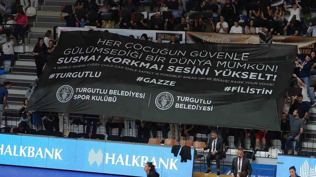 Turgutlu Belediyesi Kadın Basketbol Takımı ilk maçta çocuk güvenliği mesajı verdi
