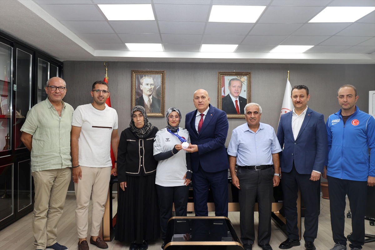 Depremzede milli kürekçi Alkayış, Türkiye şampiyonluğu sonrası Elüstü\'nü ziyaret etti