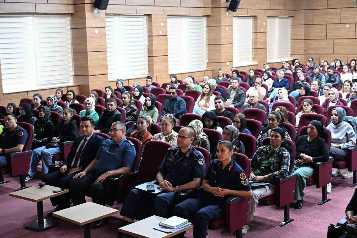 Uşak\'ta 206 okulda görevli bahçe görevlisine güvenlik ve acil durum semineri verildi
